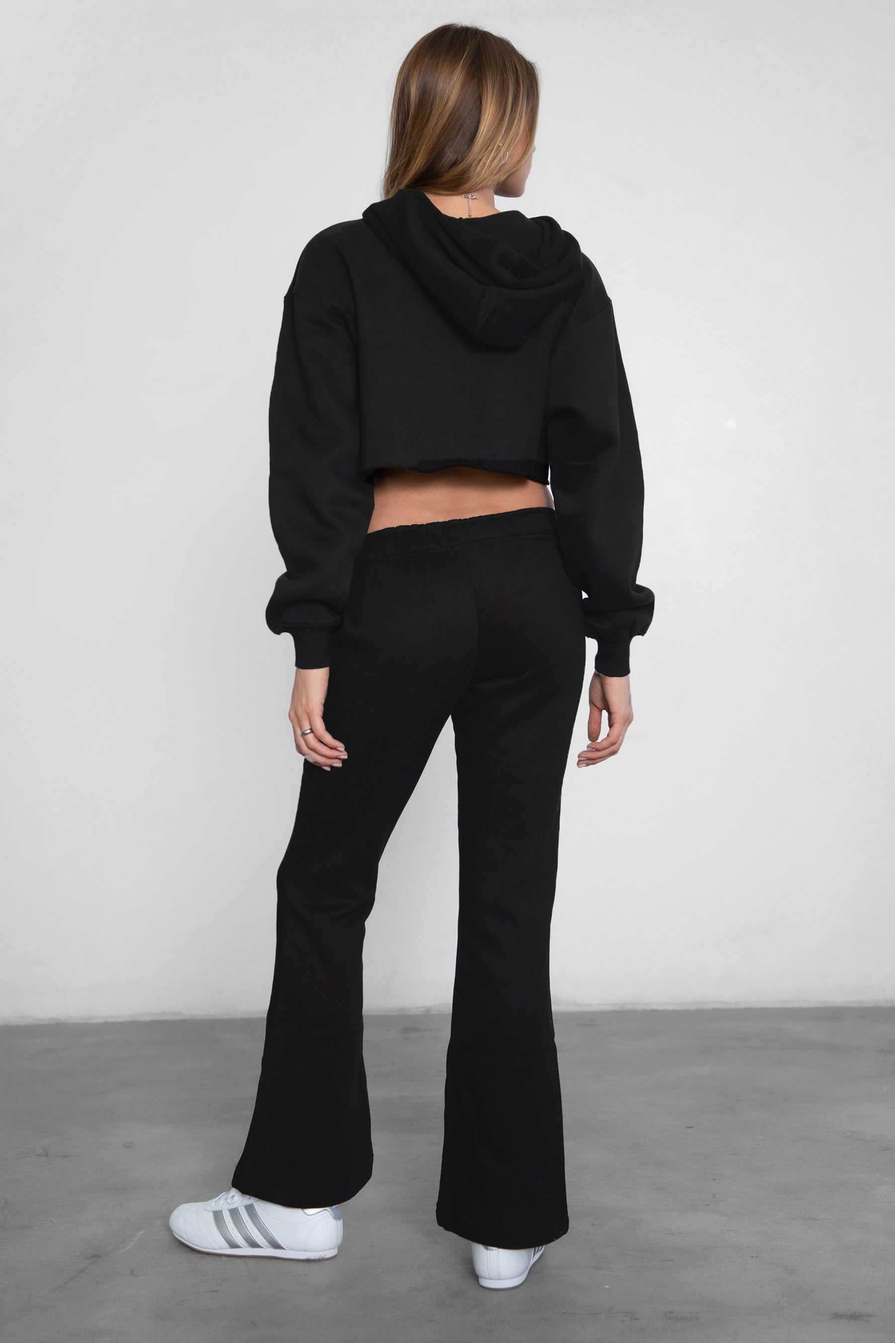 Women's flare fleece sweatpants in black, featuring side pockets and thick fleece fabric