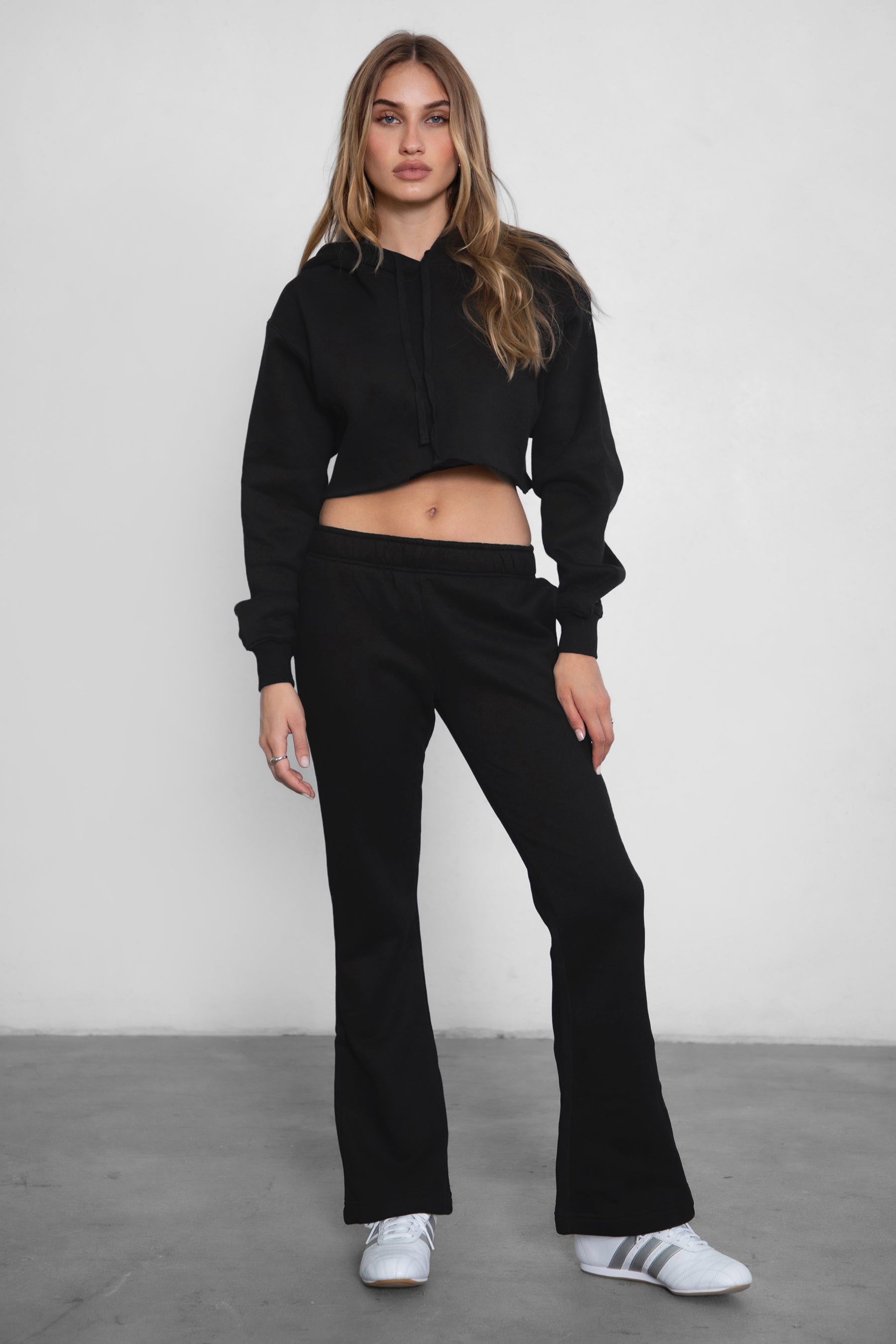 Women's flare fleece sweatpants in black, featuring side pockets and thick fleece fabric