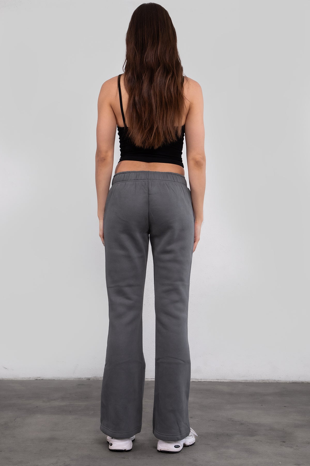 Women's flare fleece sweatpants in graphite, featuring side pockets and thick fleece fabric