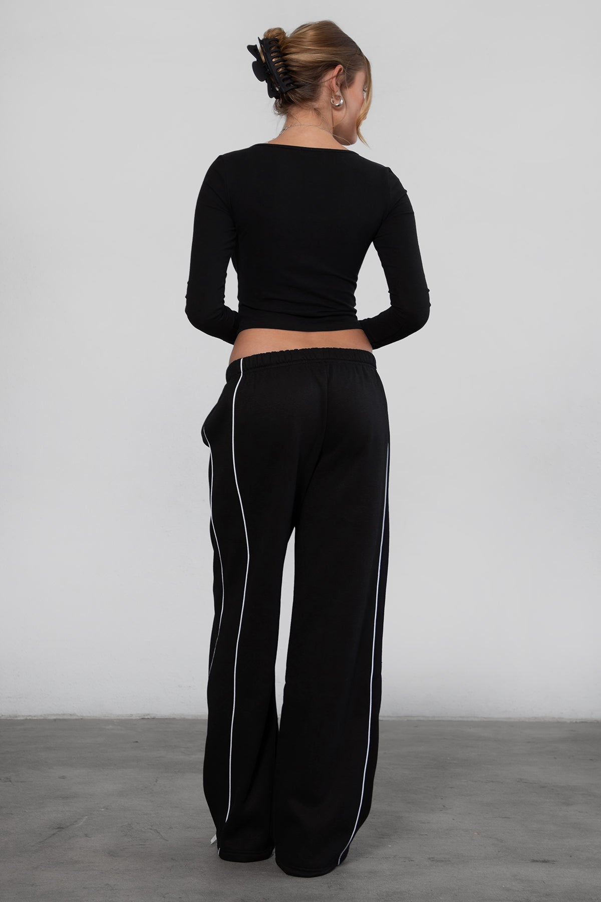 Low-rise elasticated waistband fleece lounge pants by TIC TOC in black