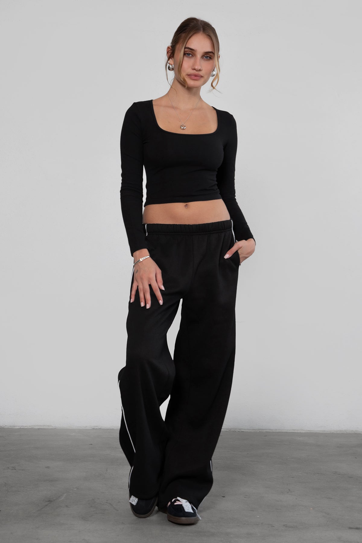 Low-rise elasticated waistband fleece lounge pants by TIC TOC in black