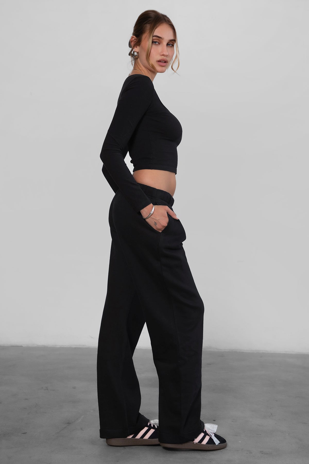 LANI wide-leg joggers in black fleece, featuring elastic waistband and adjustable drawcord