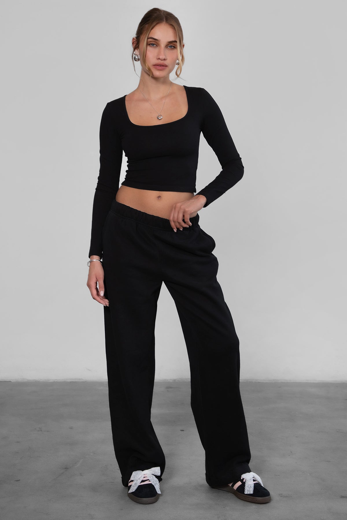 LANI wide-leg joggers in black fleece, featuring elastic waistband and adjustable drawcord